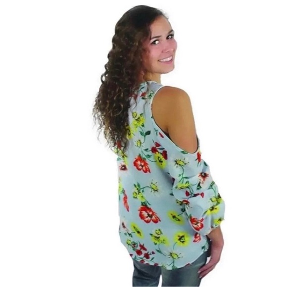 Cold shoulder top size small - Picture 7 of 8